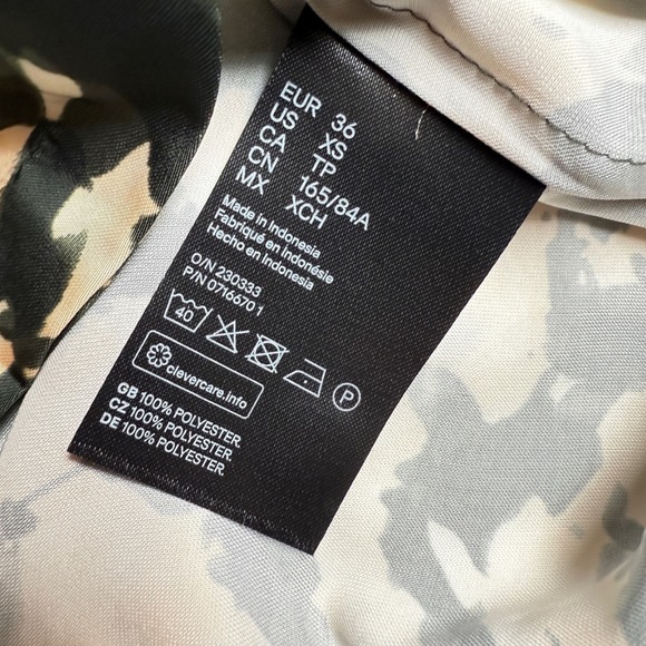 H&M Blouse Women's XS Abstract Print Button Artsy Work Office Statement Whimsy - Picture 8 of 9